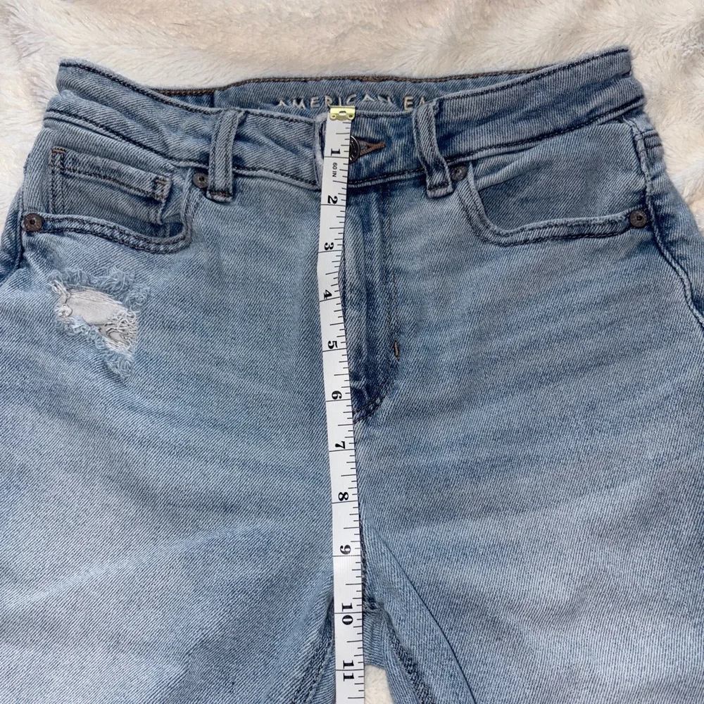 American Eagle Outfitters Mom Jean Size 0 Short Distressed Light Wash Denim